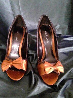 BEAUTIFUL SILK MICHAEL ANONIO- SIZE 8 AND METALIC PUMP - SIZE 8.5